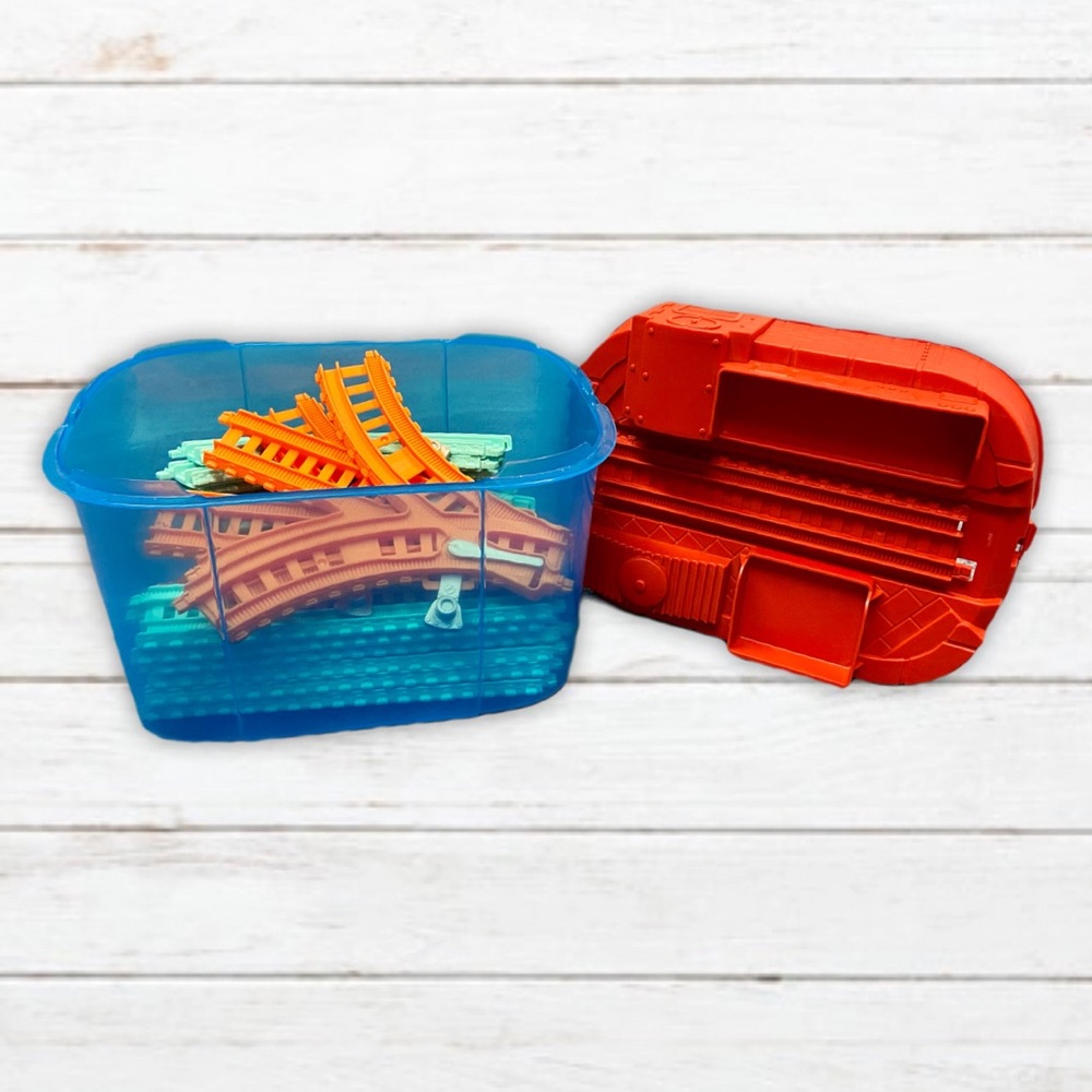 Thomas & Friends TrackMaster Builder Bucket, storage container with 25 pieces